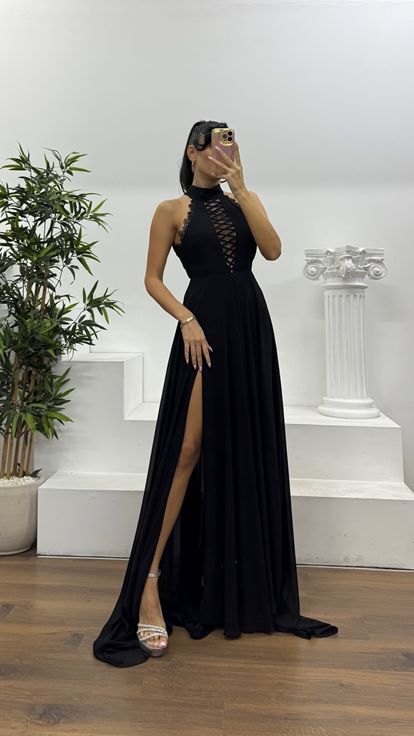 Abito da sera con scollo all'americana in pizzo nero e design speciale